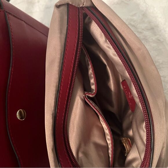 Bostonian Red Shoulder Bag with Structured Design - Picture 10 of 16